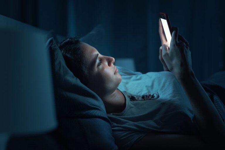 Consulte o celular no travesseiro e tenha ansiedade